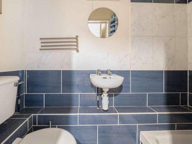 2 bed flat for sale