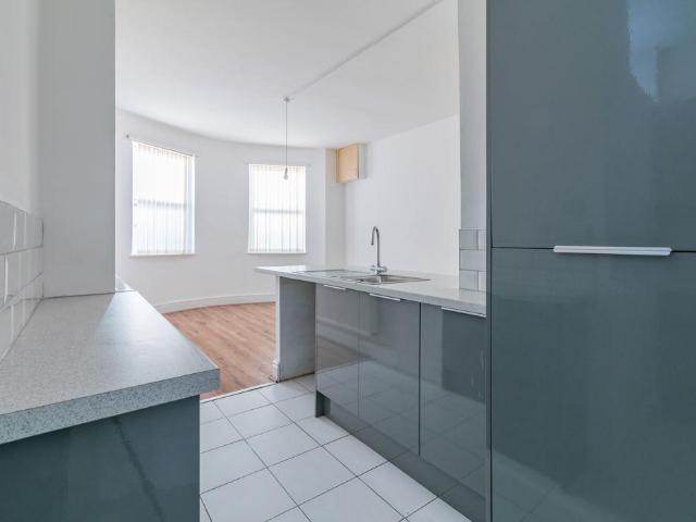 2 bed flat for sale