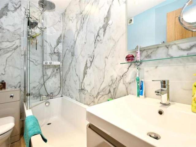 2 bed flat for sale