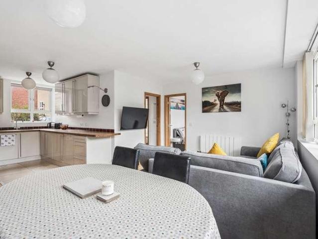 2 bed flat for sale