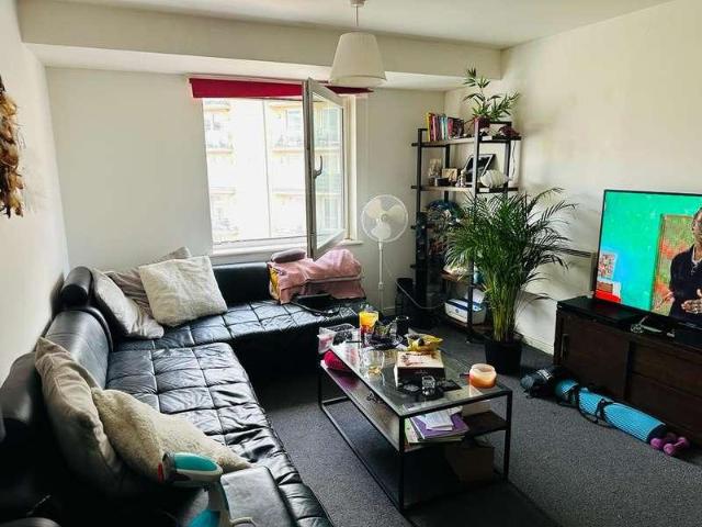 2 bed flat for sale