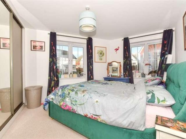 2 bed flat for sale