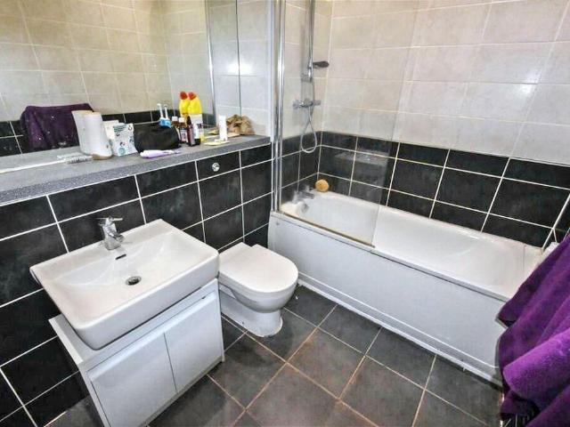 2 bed flat for sale