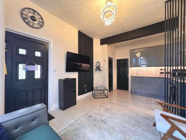 2 bed flat for sale