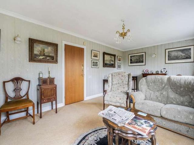 2 bed flat for sale