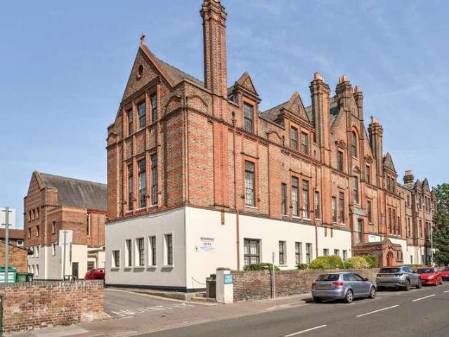 2 bed flat for sale