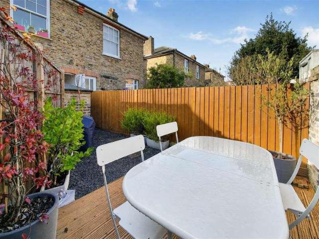 2 bed flat for sale