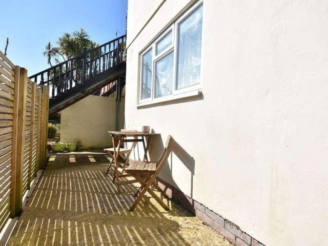 2 bed flat for sale
