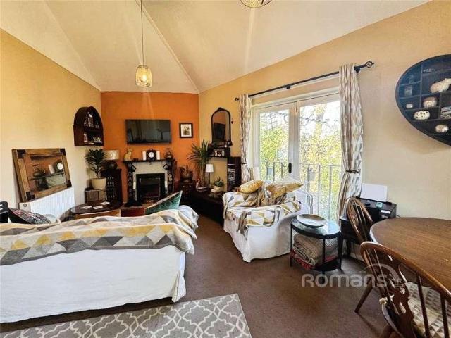 2 bed flat for sale