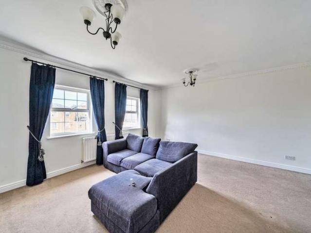 2 bed flat for sale