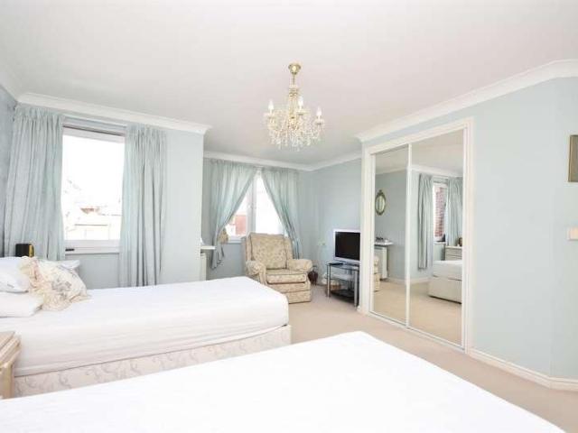 2 bed flat for sale