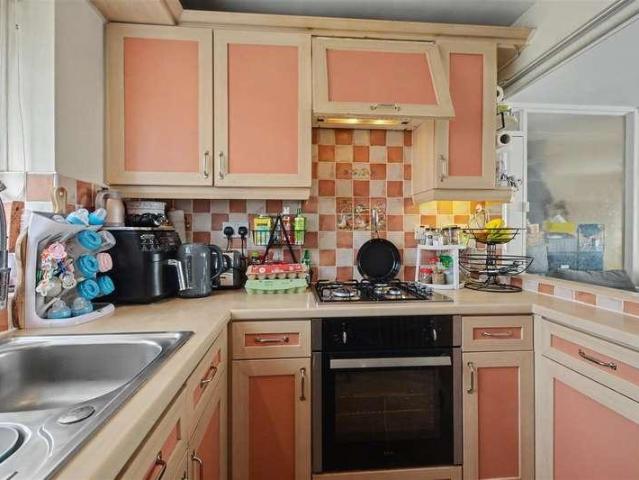 2 bed flat for sale