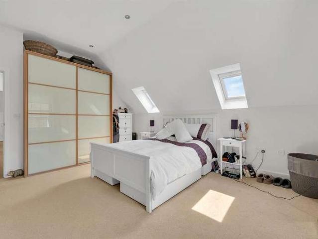 2 bed flat for sale
