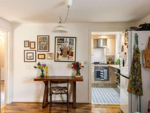2 bed flat for sale