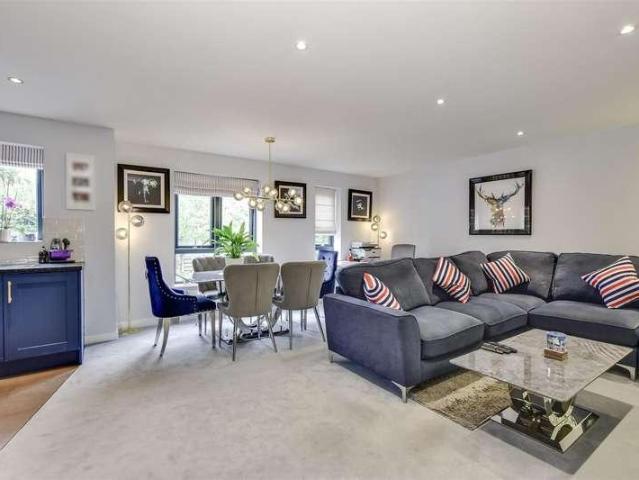 2 bed flat for sale