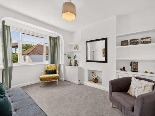 2 bed flat for sale