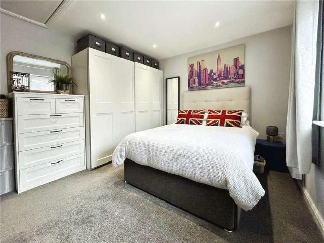 2 bed flat for sale