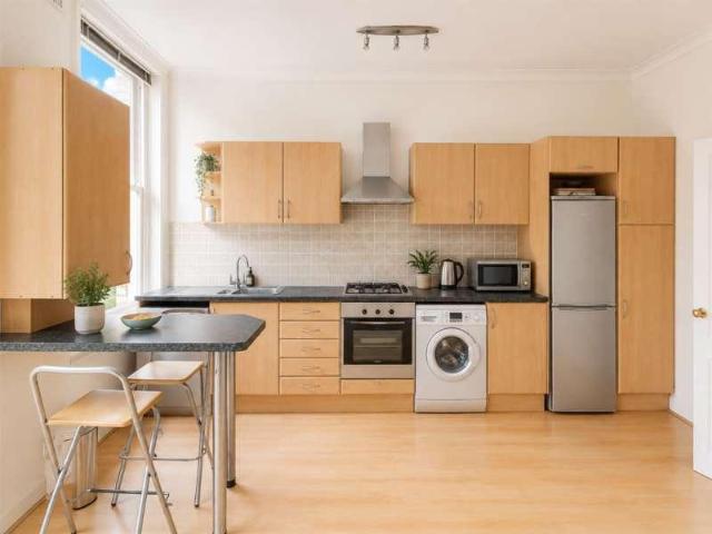 2 bed flat for sale