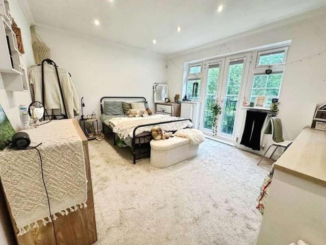 2 bed flat for sale