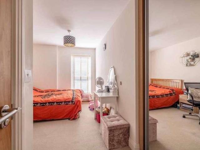 2 bed flat for sale
