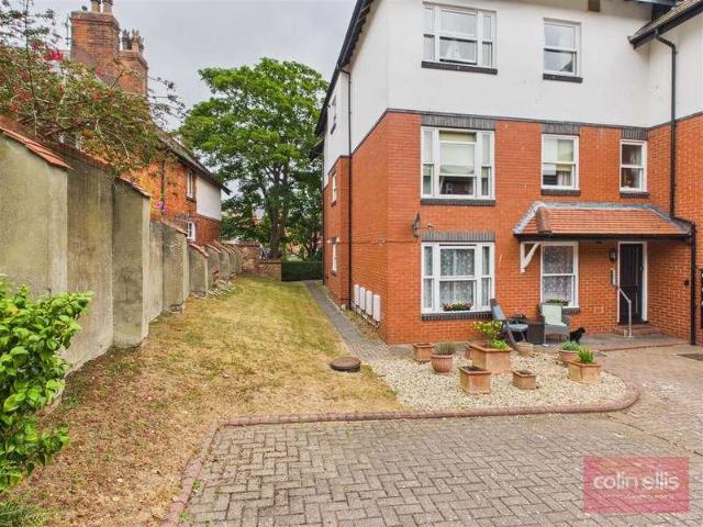 2 bed flat for sale