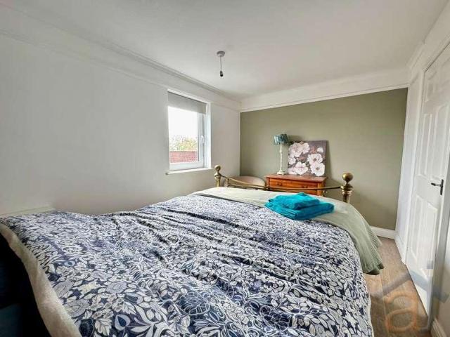 2 bed flat for sale