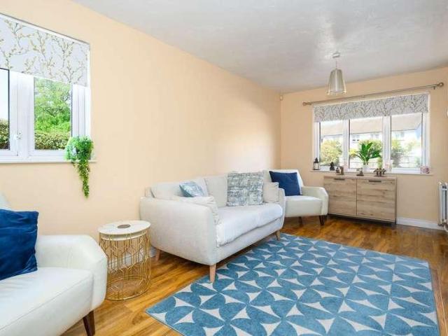 2 bed flat for sale