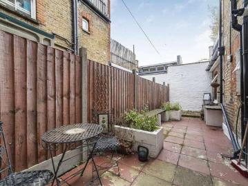 2 bed flat for sale