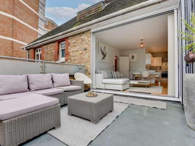 2 bed flat for sale