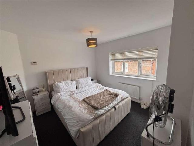 2 bed flat for sale