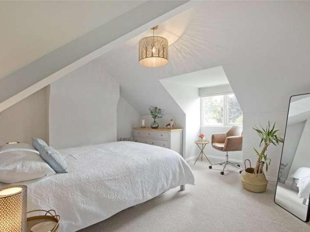 2 bed flat for sale