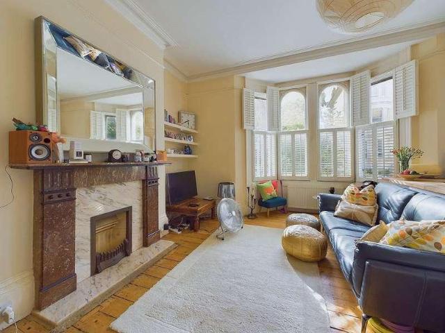 2 bed flat for sale