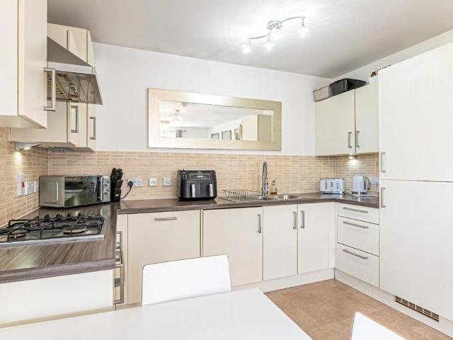 2 bed flat for sale