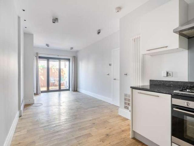 2 bed flat for sale