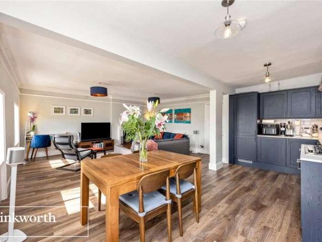 2 bed flat for sale