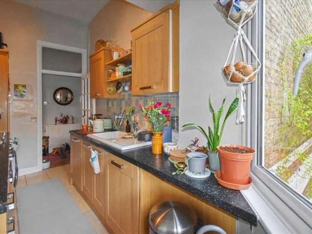 2 bed flat for sale