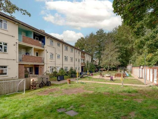 2 bed flat for sale