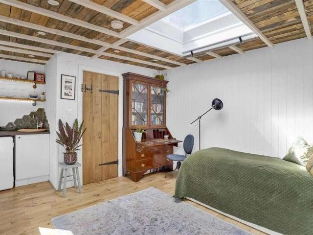 2 bed flat for sale