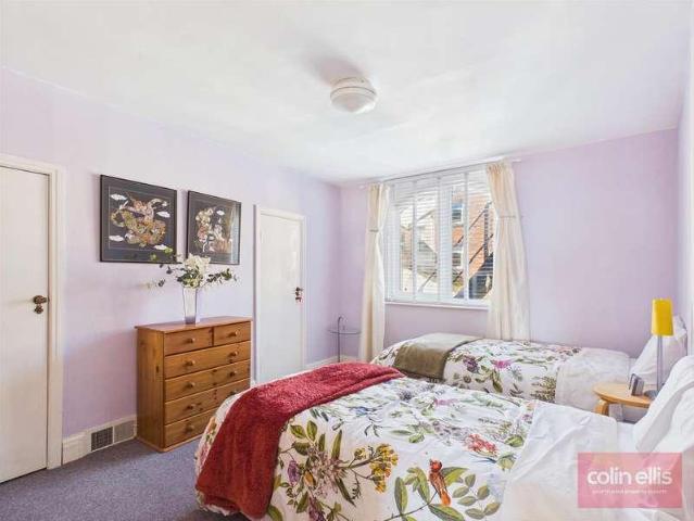 2 bed flat for sale