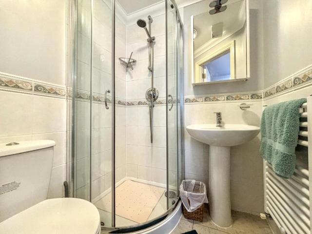 2 bed flat for sale