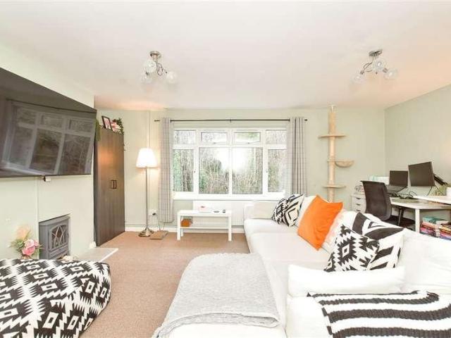 2 bed flat for sale