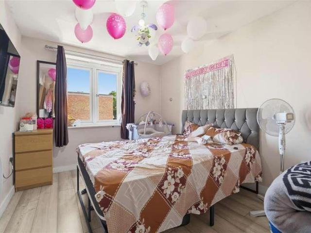 2 bed flat for sale