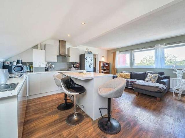 2 bed flat for sale
