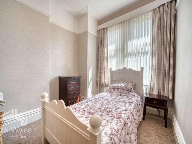 2 bed flat for sale
