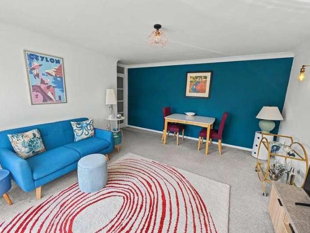 2 bed flat for sale