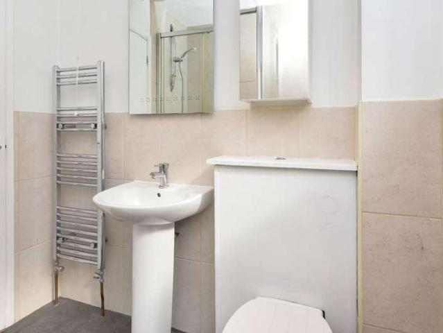 2 bed flat for sale