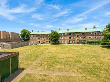2 bed flat for sale