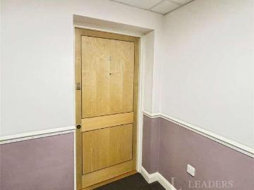 Flat for sale in Burhill - Equipped kitchen