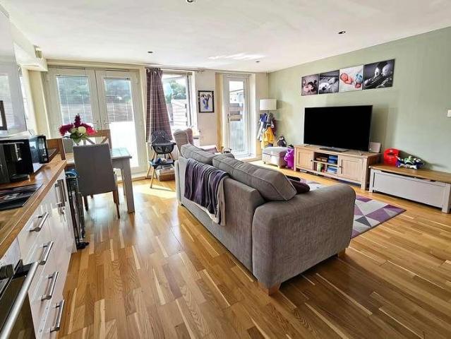 2 bed flat for sale