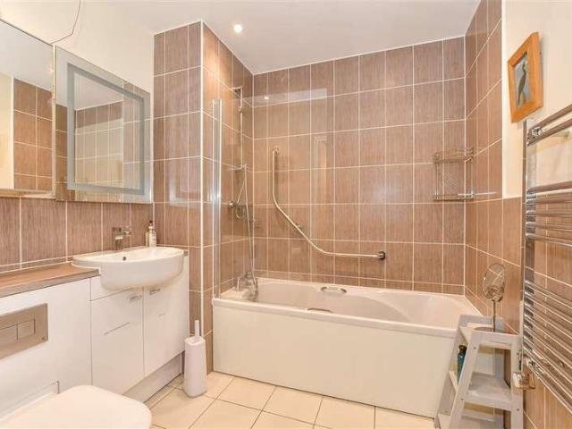 2 bed flat for sale